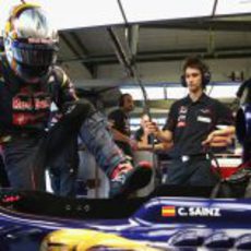 Carlos Sainz Jr. se sube al Toro Rosso STR8