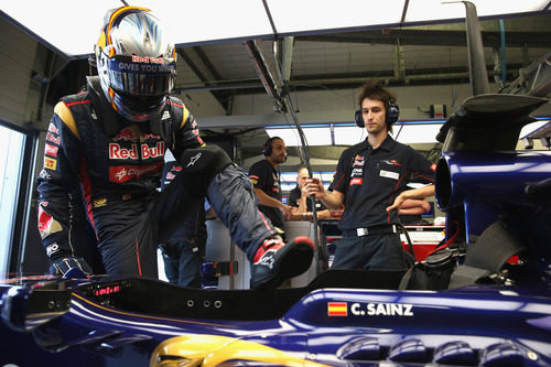 Carlos Sainz Jr. se sube al Toro Rosso STR8