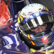 Carlos Sainz Jr. en el cockpit del Toro Rosso