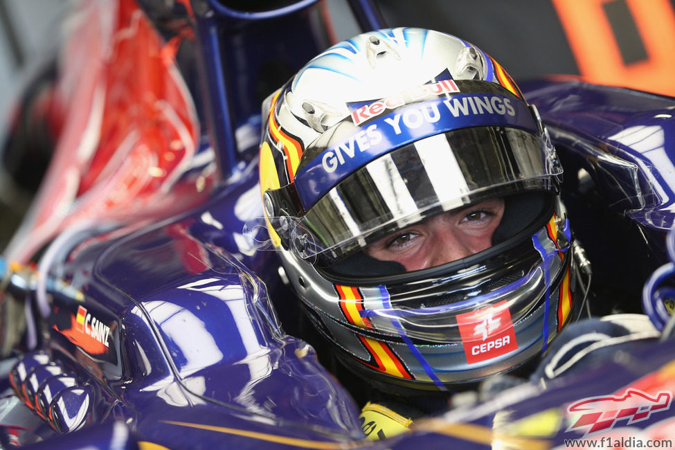 Carlos Sainz Jr. en el cockpit del Toro Rosso