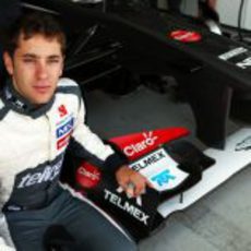 Robin Frijns posa con el alerón delantero del Sauber