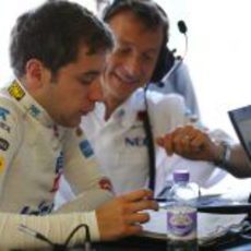 Robin Frijns estudia los datos en el 'box' de Sauber