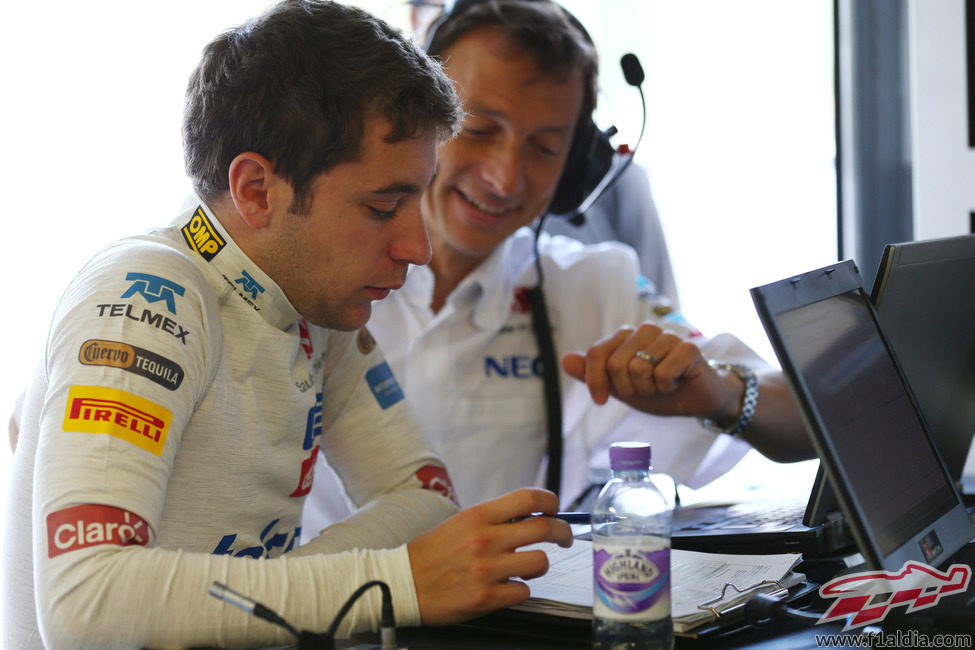 Robin Frijns estudia los datos en el 'box' de Sauber