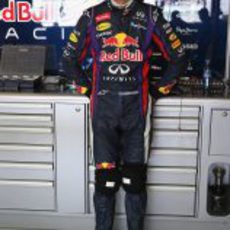 Daniel Ricciardo posa con el mono del equipo Red Bull