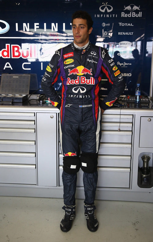 Daniel Ricciardo posa con el mono del equipo Red Bull
