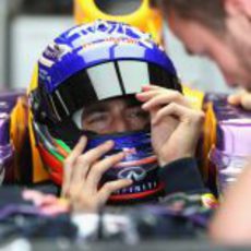 Daniel Ricciardo metido en el RB9