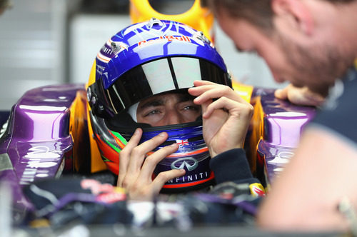 Daniel Ricciardo metido en el RB9