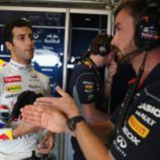 Daniel Ricciardo atiende a sus ingenieros