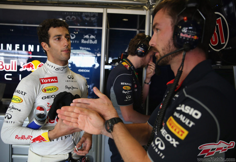Daniel Ricciardo atiende a sus ingenieros