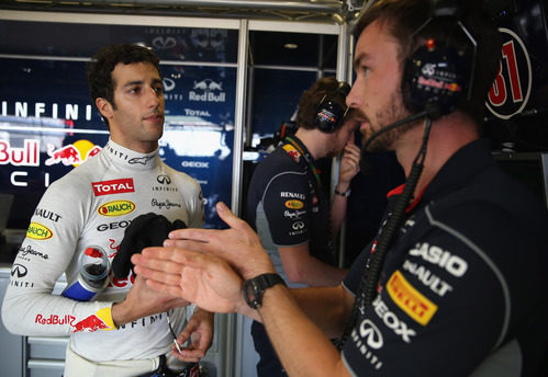 Daniel Ricciardo atiende a sus ingenieros