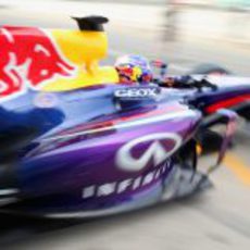 Daniel Ricciardo sale del 'box' del equipo Red Bull