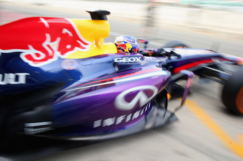 Daniel Ricciardo sale del 'box' del equipo Red Bull