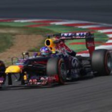 Daniel Ricciardo controla el RB9 por las curvas del circuito de Silverstone