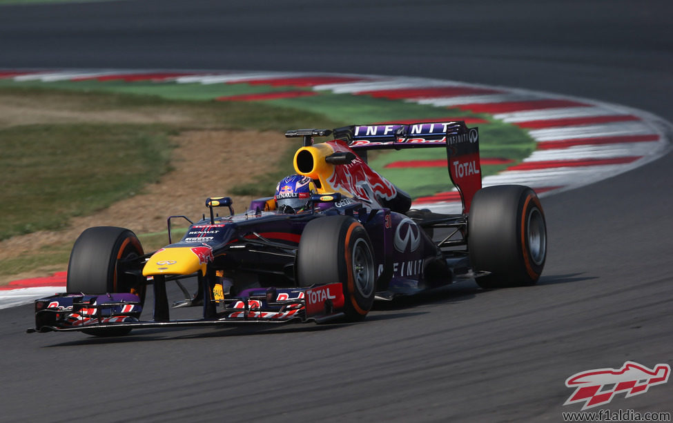 Daniel Ricciardo controla el RB9 por las curvas del circuito de Silverstone