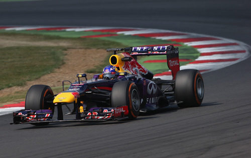 Daniel Ricciardo controla el RB9 por las curvas del circuito de Silverstone