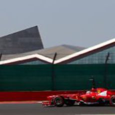 Davide Rigon rueda con el F138 por el trazado de Silverstone