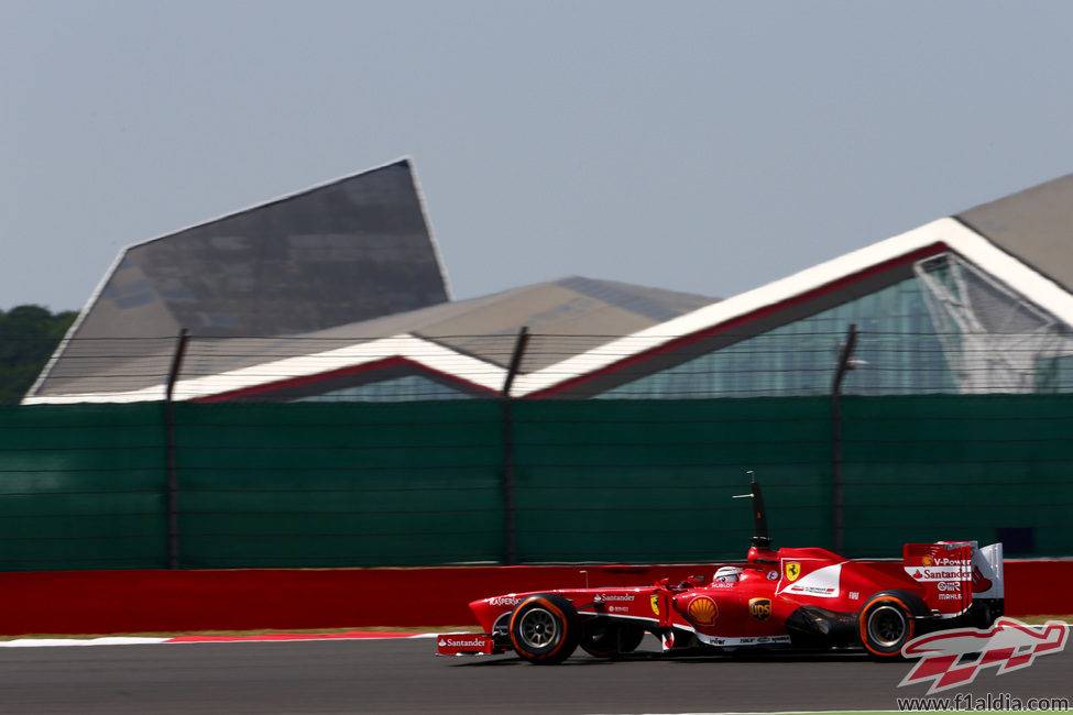 Davide Rigon rueda con el F138 por el trazado de Silverstone