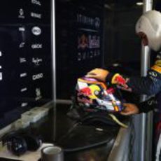 Carlos Sainz Jr deja su casco en el box de Red Bull