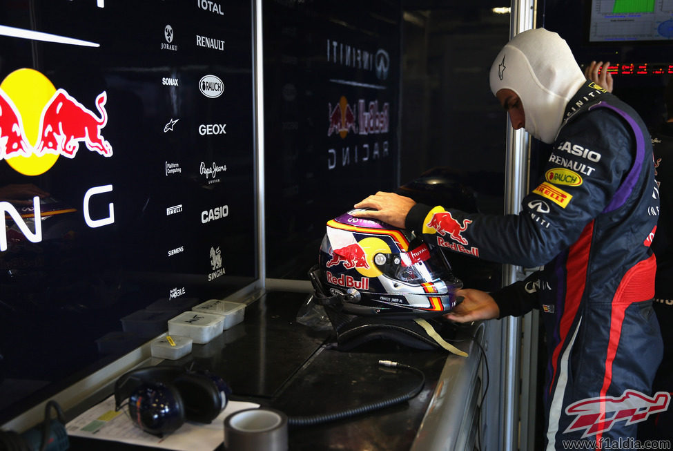 Carlos Sainz Jr deja su casco en el box de Red Bull