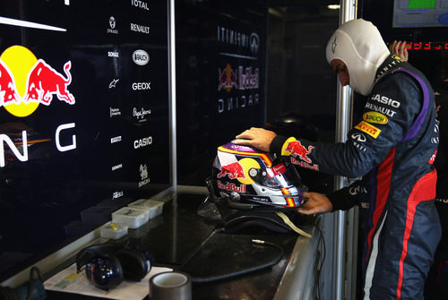 Carlos Sainz Jr deja su casco en el box de Red Bull