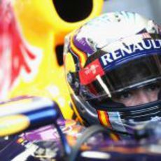 Carlos Sainz cómodo en el 'cockpit' del RB9