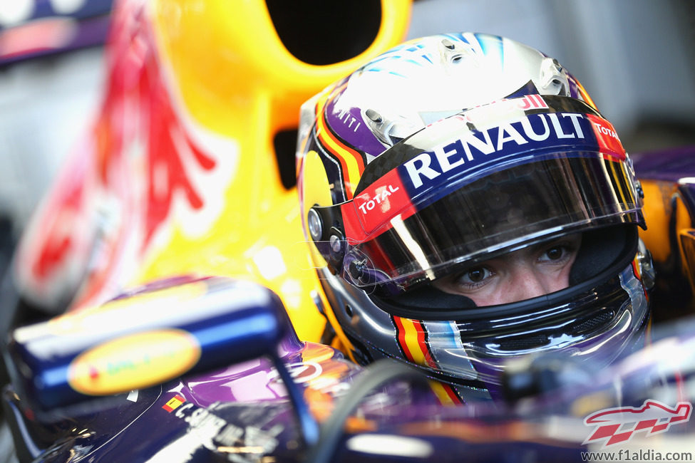 Carlos Sainz cómodo en el 'cockpit' del RB9