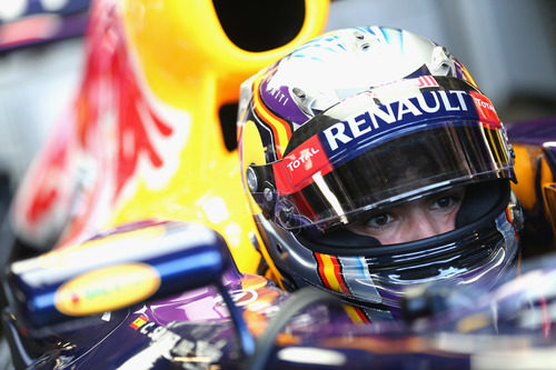 Carlos Sainz cómodo en el 'cockpit' del RB9