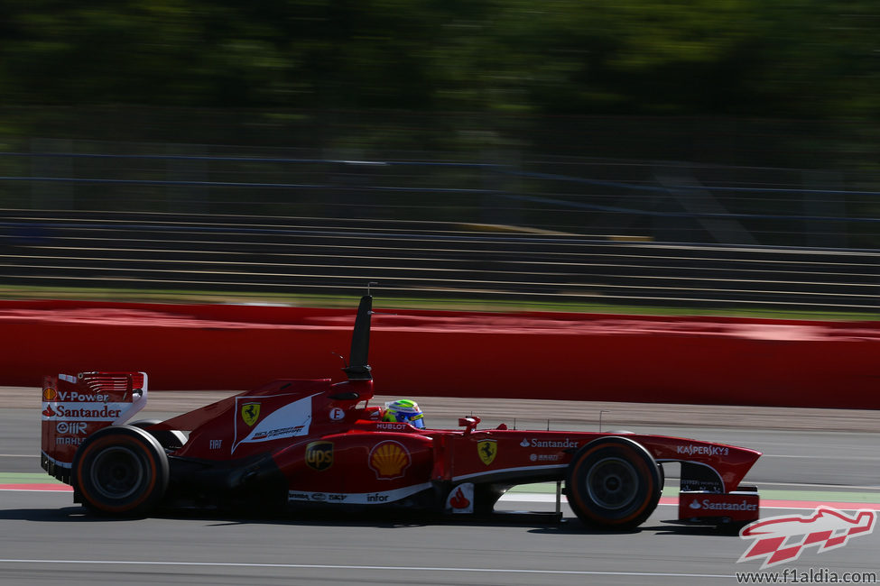 Felipe Massa rueda con su F138 en Silverstone