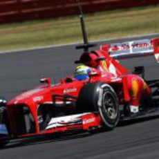 Felipe Massa rueda con medios en su F138 en Silverstone