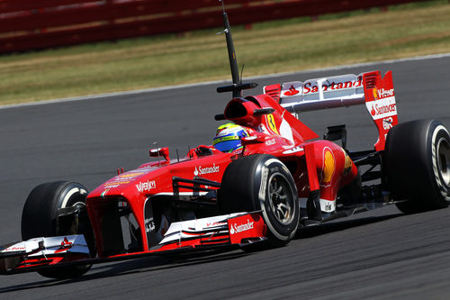 Felipe Massa rueda con medios en su F138 en Silverstone