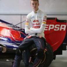 Daniil Kvyat sentado en una rueda del STR8