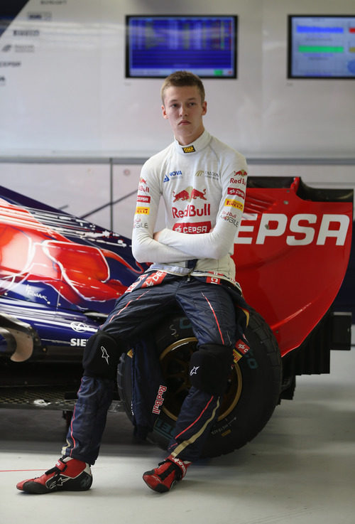 Daniil Kvyat sentado en una rueda del STR8
