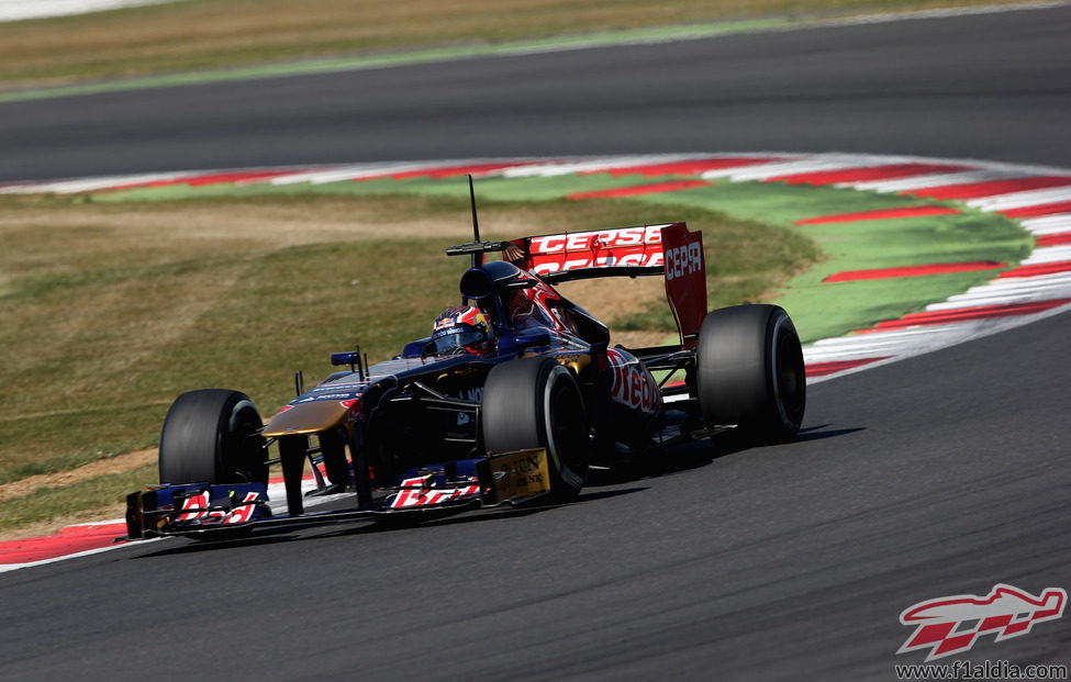 Daniil Kvyat rueda con el STR8 en Silverstone