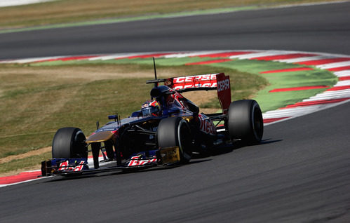 Daniil Kvyat rueda con el STR8 en Silverstone