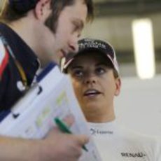 Susie Wolff habla con uno de los ingenieros de Williams