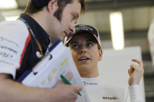 Susie Wolff habla con uno de los ingenieros de Williams