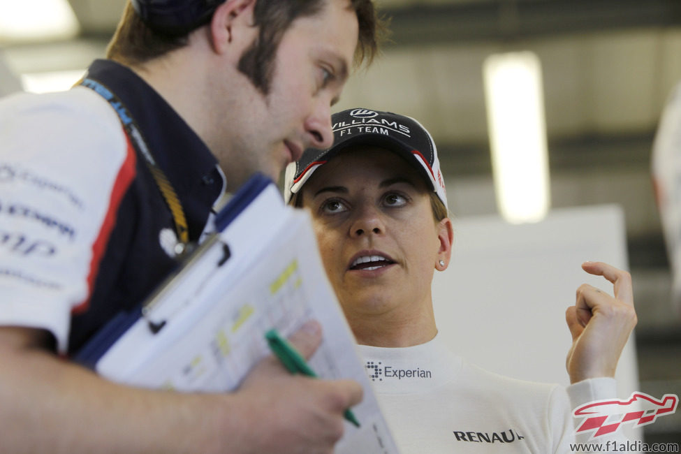 Susie Wolff habla con uno de los ingenieros de Williams