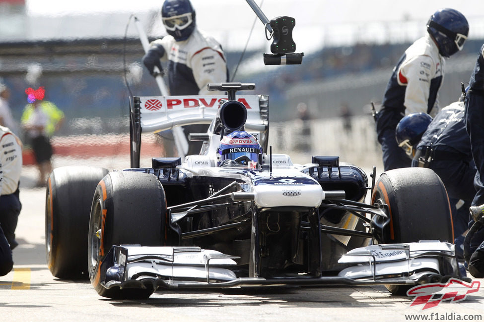 Susie Wolff sale de una parada con Williams