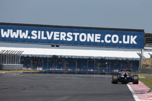 Sebastian Vettel a todo gas en Silverstone