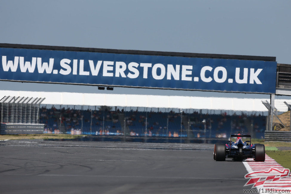 Sebastian Vettel a todo gas en Silverstone