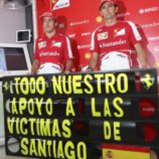 Fernando Alonso y Pedro de la Rosa se acuerdan de las víctimas de la tragedia de Santiago