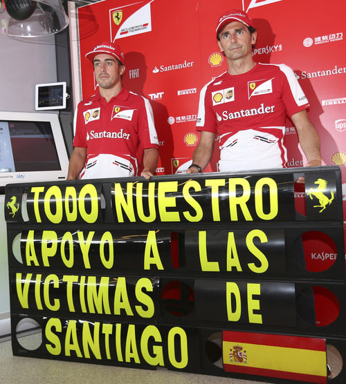 Fernando Alonso y Pedro de la Rosa se acuerdan de las víctimas de la tragedia de Santiago