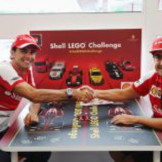 Pedro de la Rosa y Fernando Alonso en un evento de Lego