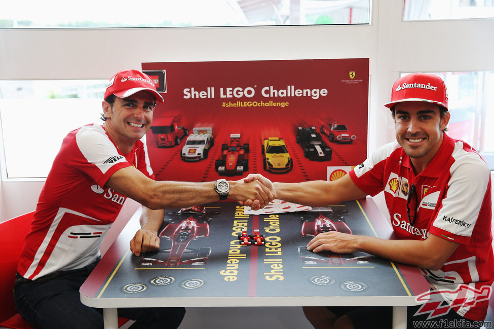 Pedro de la Rosa y Fernando Alonso en un evento de Lego