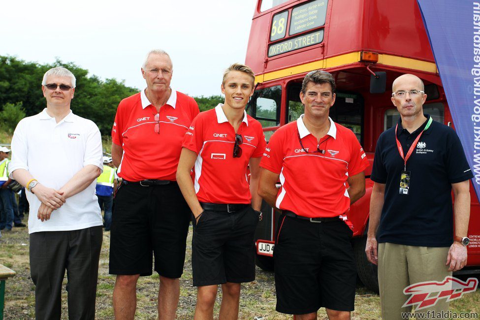 John Booth, Max Chilton y Graeme Lowdon en un acto