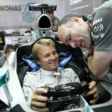 Nico Rosberg probando su asiento