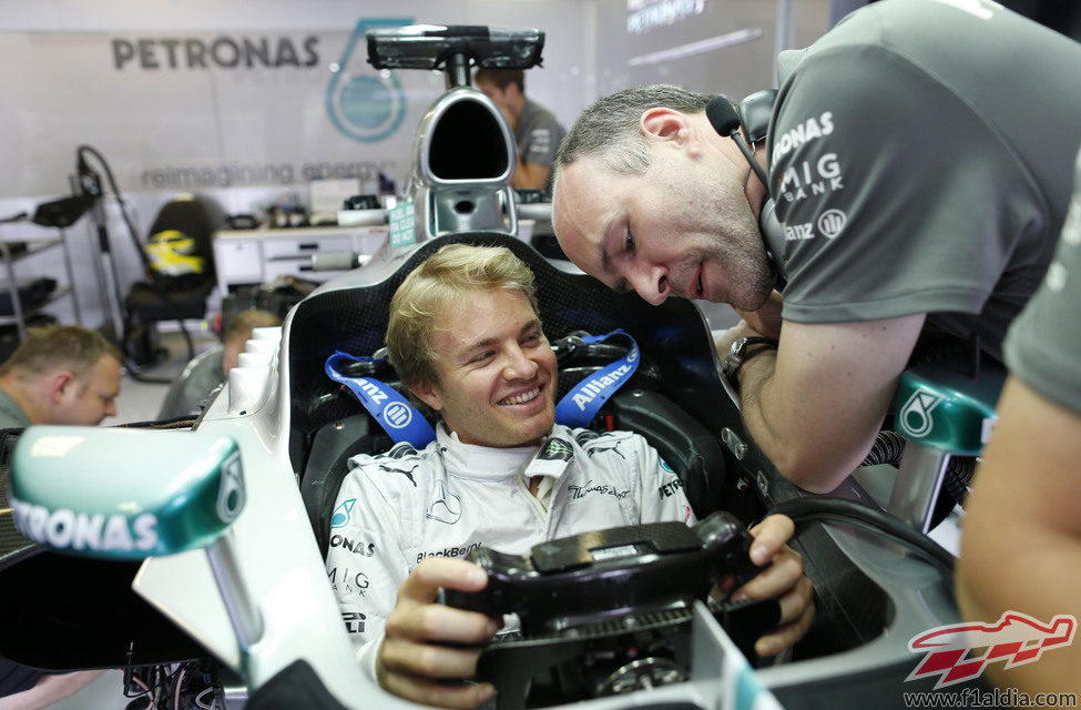 Nico Rosberg probando su asiento