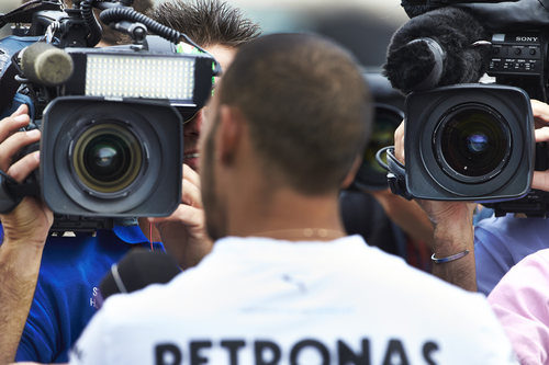 Lewis Hamilton, foco de la prensa