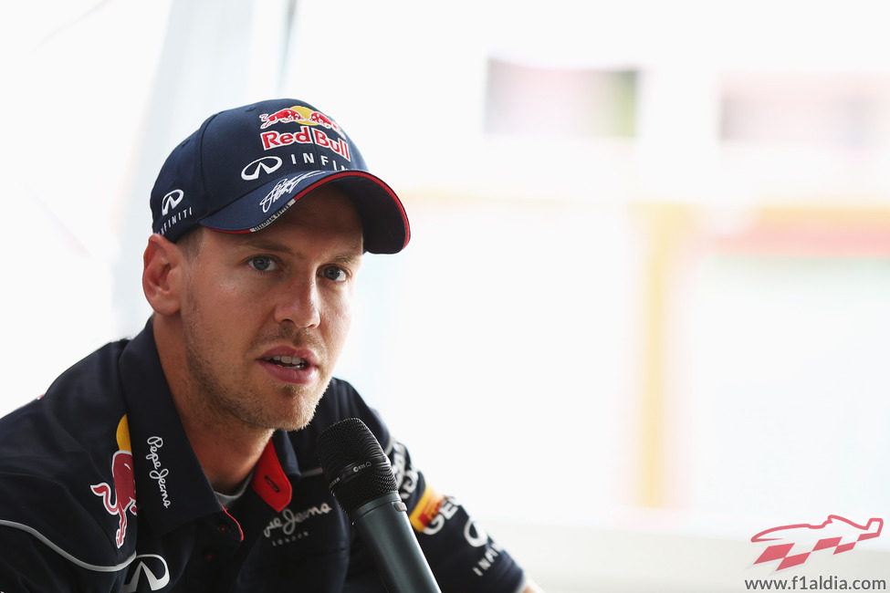 Sebastian Vettel atiende a los medios