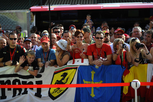 Los aficionados, pendientes de Ferrari